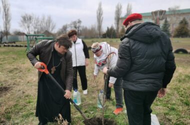 В Камышинском благочинии прошла акция «Сад Памяти. Высадим 27 миллионов деревьев»