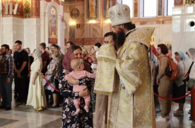 Митрополит Феодор совершил всенощное бдение в Александро-Невском кафедральном соборе