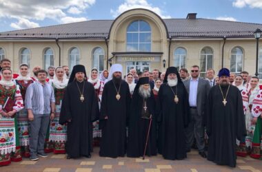 Митрополит Феодор сослужил за Божественной литургией в храме Сретения Господня Духовно-православного центра «Вятский Посад»