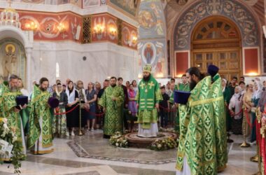 В праздник Пятидесятницы митрополит Феодор совершил Литургию в Александро-Невском кафедральном соборе