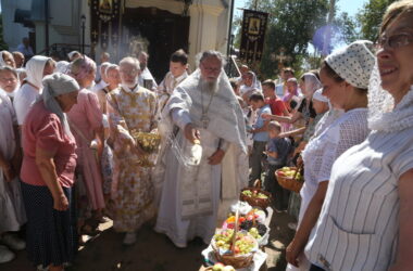 Преобрази́лся еси́ на горе́, Христе́ Бо́же,/ показа́вый ученико́м Твои́м сла́ву Твою́