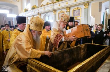 Предстоятель Русской Церкви по завершении крестного хода с мощами Александра Невского поместил их в историческую раку, переданную из Эрмитажа в Александро-Невскую лавру