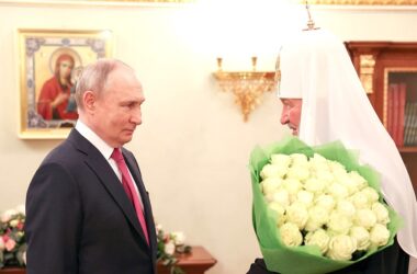 Президент России В.В. Путин поздравил Святейшего Патриарха Кирилла с 15-й годовщиной интронизации