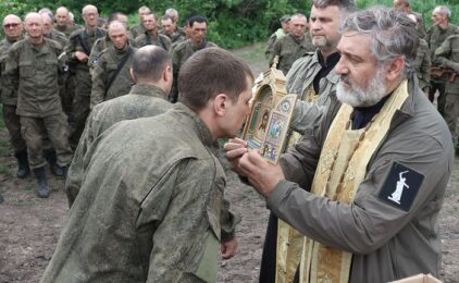 Священники Русской православной церкви окормляют российское воинство даже на передовой