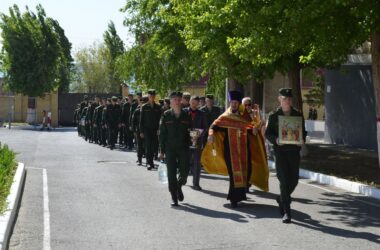 Камышинский священник посетил воинскую часть