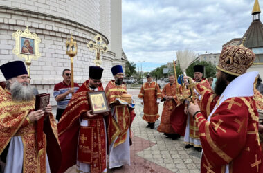 Митрополит Феодор совершил Литургию в храме преподобного Сергия Радонежского