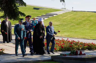 Видео: Митрополит Волгоградский и Камышинский Феодор почтил память героев Великой Отечественной войны на Мамаевом кургане