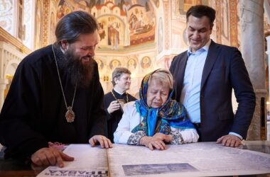 Александра Пахмутова посетила Александро-Невский кафедральный собор