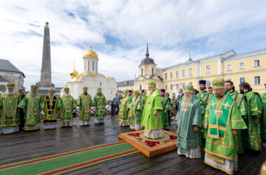 Митрополит Феодор сослужил Святейшему Патриарху Кириллу за Божественной литургией в Троице-Сергиевой лавре