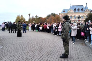 Священник благословил призывников на службу в армии