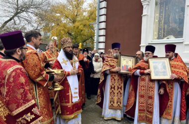 Митрополит Феодор возглавил престольный праздник храма святой великомученицы Параскевы