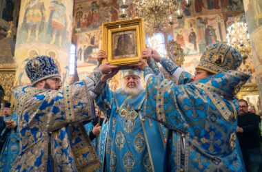 В праздник Казанской иконы Божией Матери Предстоятель Русской Церкви совершил Литургию в Успенском соборе Московского Кремля