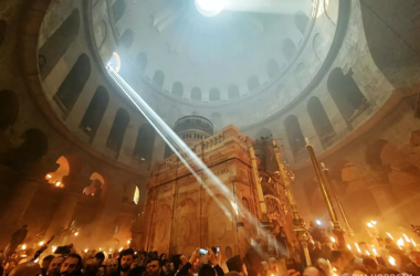 В иерусалимском храме Воскресения Христова сошел Благодатный огонь