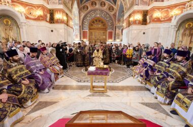 Митрополит Феодор в Великий Четверг совершил Литургию и чин умовения ног