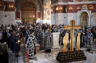 Митрополит Феодор совершил утреню Великого Пятка с чтением двенадцати Страстных Евангелий