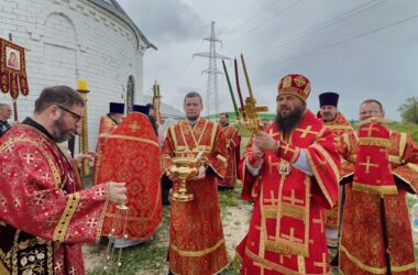 Митрополит Феодор возглавил престольный праздник храма святителя Игнатия (Брянчанинова)