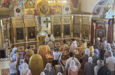 В день памяти святых первоверховных апостолов Петра и Павла митрополит Феодор совершил Литургию в храме Всех святых г. Симферополя