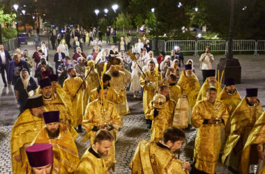 Дивен Бог во святых Своих