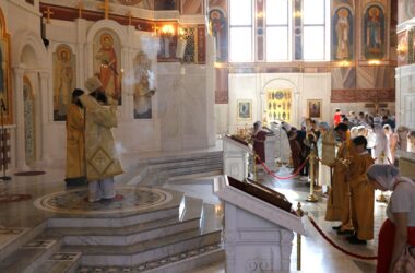 «К Богородице прилежно ныне притецем, грешнии и смиреннии, и припадем»