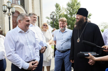 Митрополит Феодор и губернатор Андрей Бочаров совершили рабочую поездку по храмам Волгограда