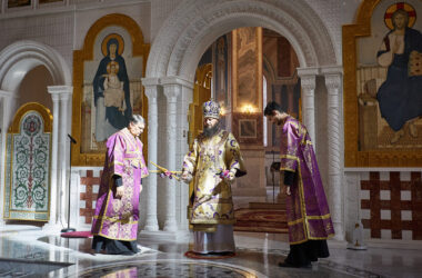 Митрополит Феодор совершил Литургию в праздник Воздвижения Креста Господня