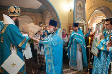 «Радуйся, Радосте наша, покрый нас от всякаго зла честным Твоим омофором»