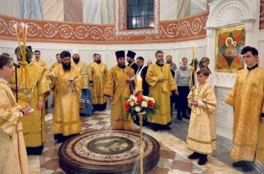 В Александро-Невском соборе в канун дня памяти апостола Андрея Первозванного совершено архиерейское богослужение