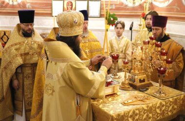 В Андреевском приделе кафедрального собора совершена праздничная архиерейская Литургия