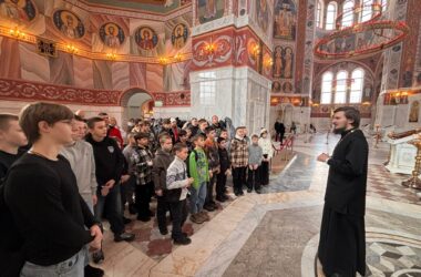 Юные самбисты посетили главный храм Волгограда