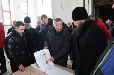 Митрополит Феодор и губернатор Андрей Бочаров провели рабочее совещание в храме праведного Иоанна Кронштадтского