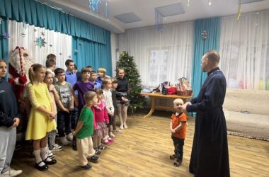 Священник поздравил подопечных социальных учреждений с Рождеством Христовым