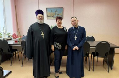 Священнослужители Сарептского благочиния встретились с руководителем Территориального управления департамента по образованию