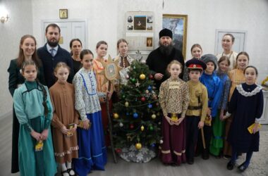 Юные Христославы Центра семейного образования поздравили митрополита Феодора с Рождеством Христовым