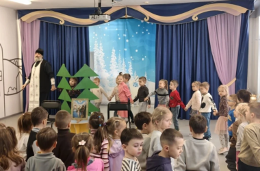 В образовательных учреждениях проводят Рождественские праздники