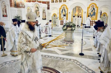 Дева днесь Превечное Слово в вертепе грядет родити неизреченно…