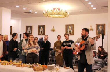 Рождественская встреча собрала в кафедральном соборе духовенство и молодежь