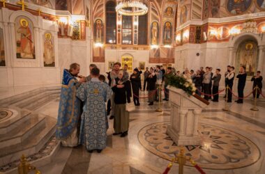 В праздник Сретения Господня в Александро-Невском соборе была совершена молодежная Литургия