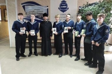 Священник поговорил со студентами о счастливой семье и вере в Бога