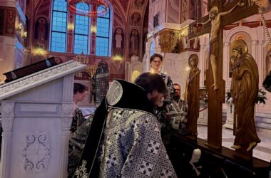 «Днесь ви́сит на дре́ве, И́же на вода́х зе́млю пове́сивый…»