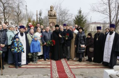 Митрополит Феодор освятил памятник святителю Луке
