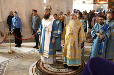 Митрополит Феодор и епископ Борис совершили Литургию в главном храме Волгограда в праздник Похвалы Пресвятой Богородицы