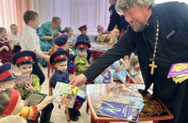 Через книгу — к добру и свету. Дети и взрослые знакомятся с православной книгой