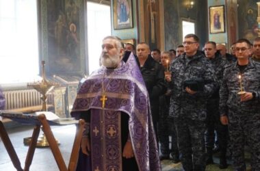 Сотрудники Росгвардии помолились в Казанском храме