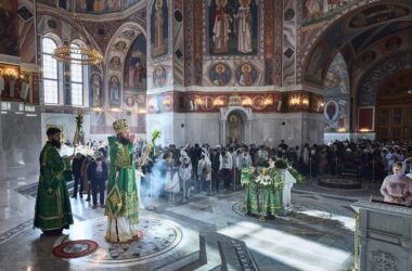 В праздник Входа Господня в Иерусалим митрополит Феодор возглавил Божественную литургию