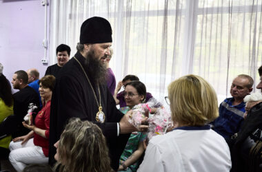 Митрополит Феодор поздравил с Воскресением Христовым пациентов и сотрудников хосписа