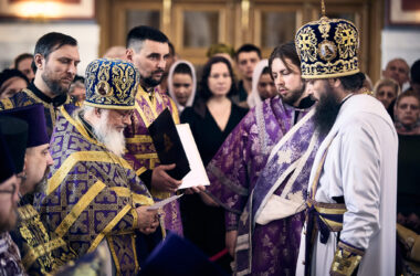 В Великий Четверг митрополит Феодор совершил Литургию и чин умовения ног