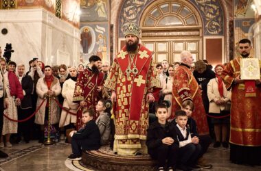 «Небеса убо достойно да веселятся, земля же да радуется, да празднует же мир» — митрополит Феодор совершил ночное Пасхальное богослужение