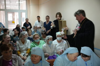 Священнослужители передали поздравления митрополита Феодора с Пасхой Господней пациентам и сотрудникам больницы