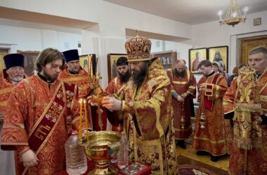 Митрополит Феодор совершил Литургию в храме Воскресения Христова