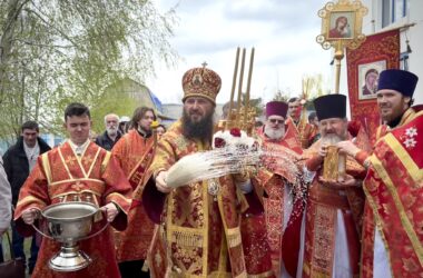 Митрополит Феодор возглавил Литургию в понедельник Светлой седмицы в храме святителя Иннокентия Московского